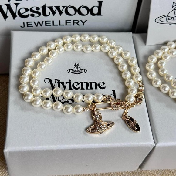 VIVIENNE WESTWOOD
Faux-Pearl Lucrece Pendant Necklace - Picture 2 of 11